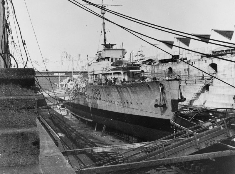 Австралийский эсминец «Vampire» на ремонте в сухом доке на Мальте. Март 1940 г. 