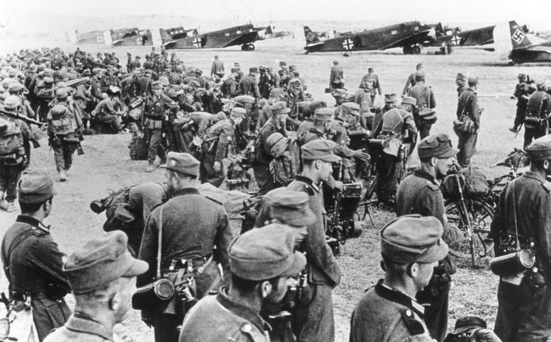 Немецкие горнострелковые войска перед переброской на Крит. 20 мая 1941 г.