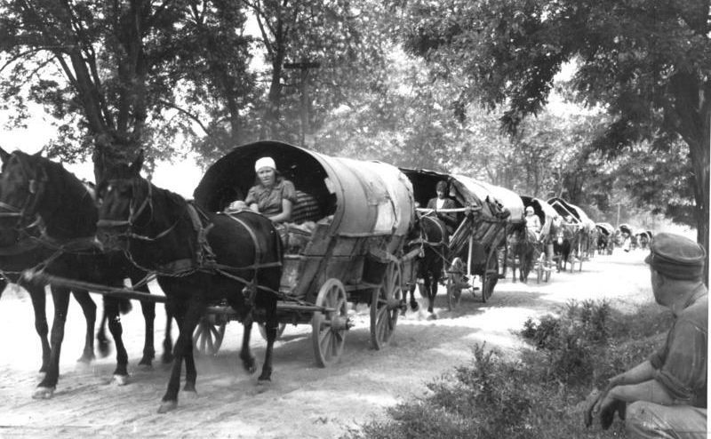 Конные повозки немецких беженцев. Венгрия, Диссманн, 1944 г. 