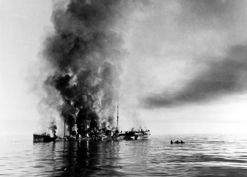 Пожар и затопление «Александра Сибирякова» после обстрела с «Адмирала Шеера».