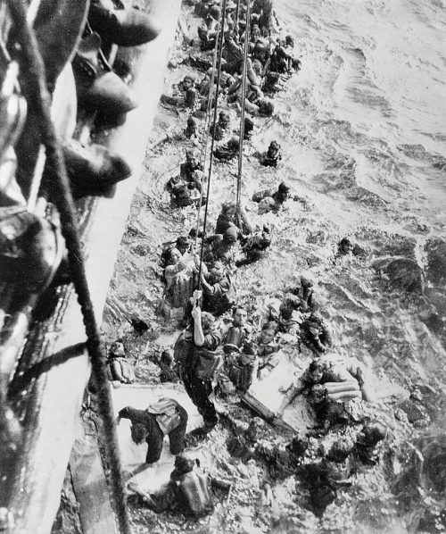Выжившие с «Бисмарка» поднимаются на борт «Dorsetshire». 27 мая 1941 г.