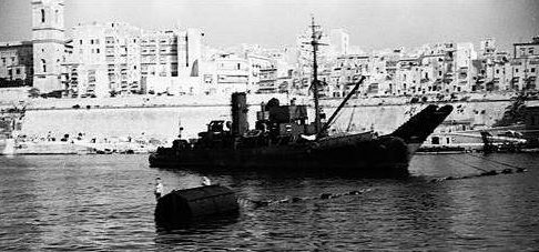 Судно «Boom Defense», переоборудованное в швартовное судно на Мальте. 1940 г. 
