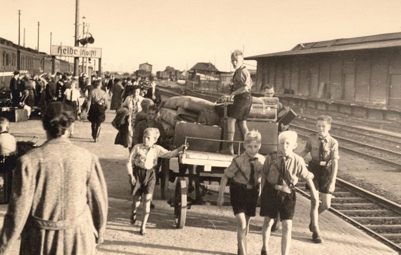 Прибытие беженцев из восточных районов Германского рейха в Хайде. 1945 г.