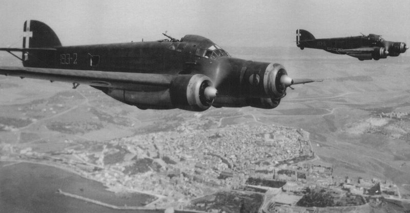 Бомбардировщики Savoia-Marchetti S.M.79 Королевских ВВС Италии над Мальтой. 1940 г.