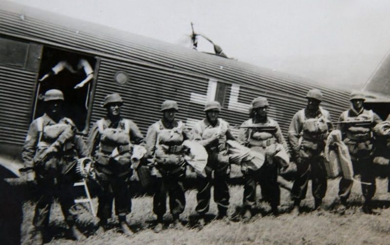 Немецкие десантники перед вылетом на Крит. 20 мая 1941 г.