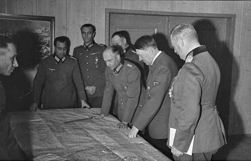 Адольф Гитлер с Вильгельмом Кейтелем, Фридрихом Паулюсом и Вальтером фон Браухичем. Октябрь 1941 г.