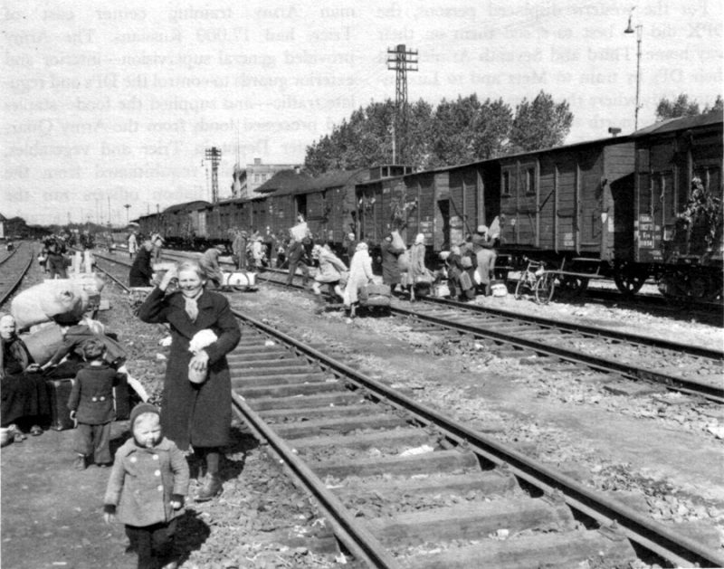 Беженцы продолжают в Веймаре. 1945 г.