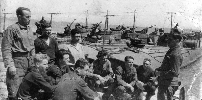 Моряки из 41-й бригады торпедных катеров Черноморского флота в порту. 1940 г. 