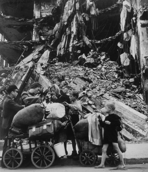 Немецкие беженцы в Берлине. 1945 г.