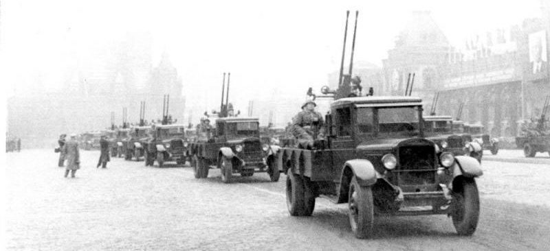 Спаренные зенитные 25-мм пушки 94-КМ на автомобилях ЗИС-14. 1940 г.