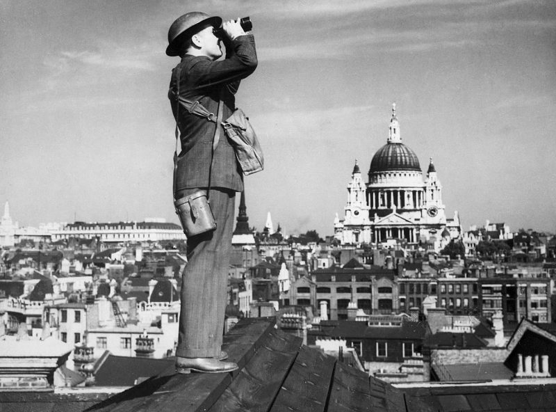 Наблюдатель на крыше в Лондоне во время Битвы за Британию.