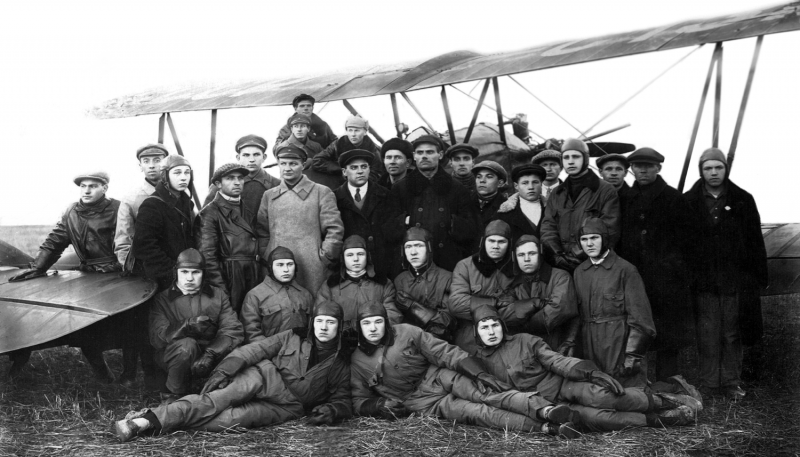 Группа парашютистов Подольского ОСОАВИАХИМа у новенького самолёта У-2. 1933 г.