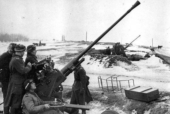 37-мм автоматические зенитные пушки. 1940 г. 