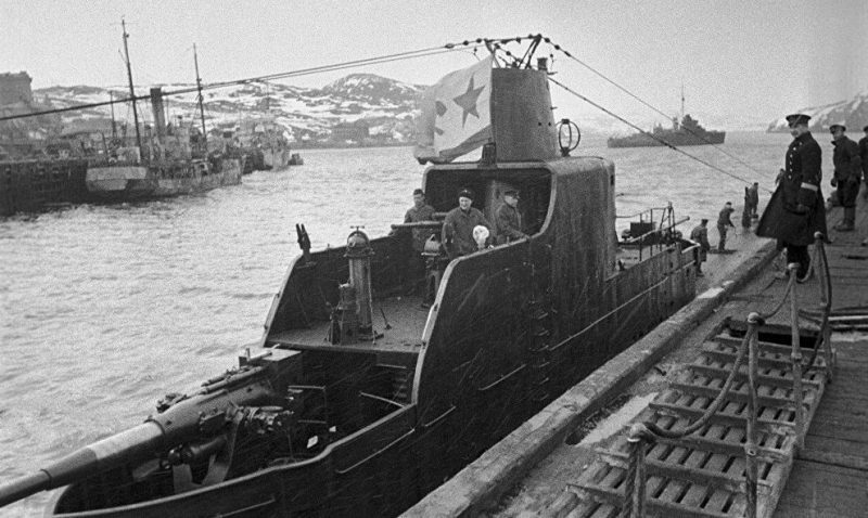 Корабли и подлодки в Полярном. 1941 г.