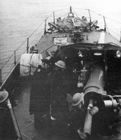 Расчет носового 102-мм орудия эсминца «Дерзкий». 1941 г.