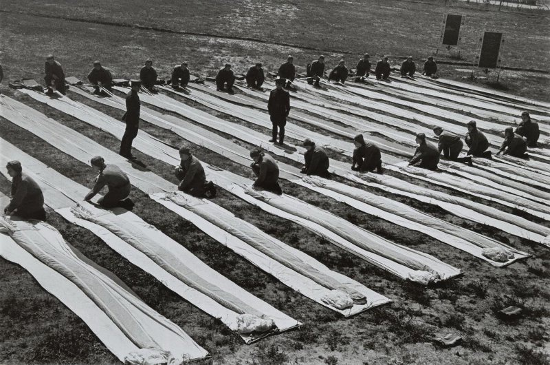 Укладка парашютов. 1933 г. 