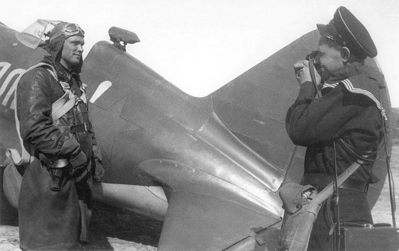 Летчик-истребитель Борис Сафонов и фотокорреспондент Евгений Халдей на аэродроме Ваенга. 1941 г.