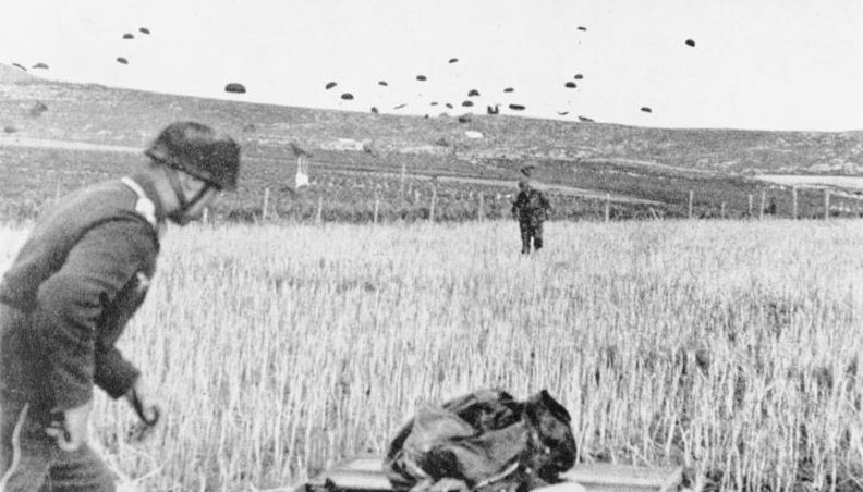 Высадка десантников на Крите во время операции «Меркурий». 20 мая 1941 г.