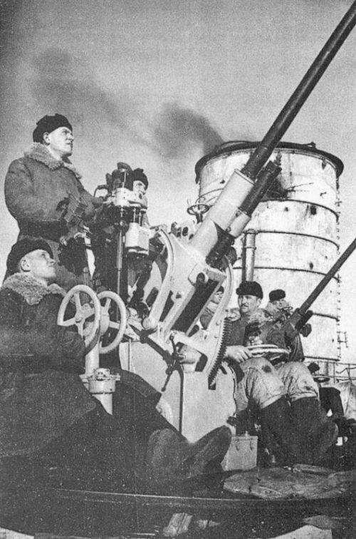 Расчеты комендоров-зенитчиков 45-мм пушки 21-К минного заградителя «Марти». 1940 г.