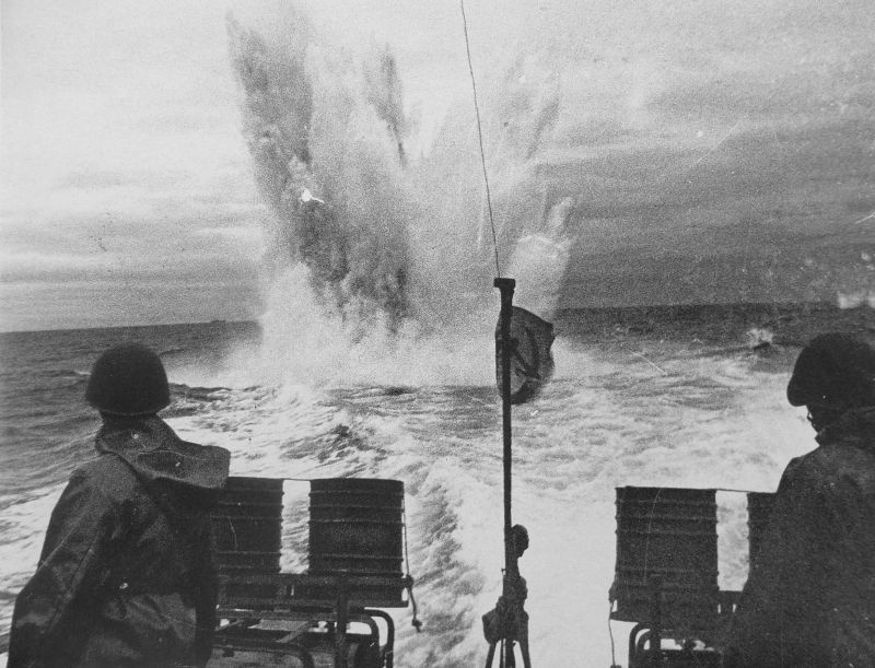 Малый охотник Северного флота атакует глубинными бомбами вражескую подлодку. 1941 г.