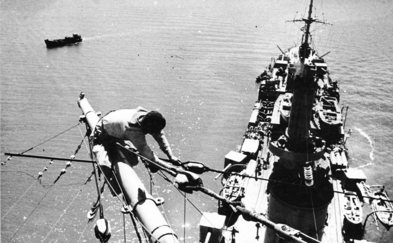 Моряк работает на фок-мачте легкого крейсера «Червона Украина». 1940 г. 