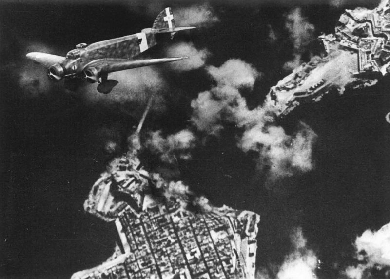 Итальянская бомбардировка Гранд-Харбора. 1941 г.