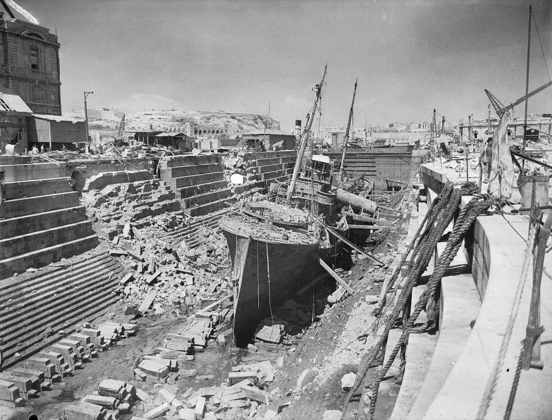 Вооруженный траулер «Coral» в поврежденном бомбой Сухом доке №3. 1941 г.