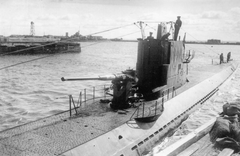 Подводная лодка С-9 в гавани Кронштадта. 1940 г.