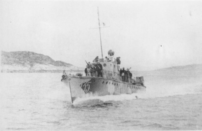 Сторожевой катер Северного флота во время патрулирования. 1941 г. 