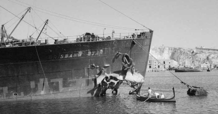 Поврежденный торпедой транспорт «Brisbane Star» в гавани. 1941 г. 
