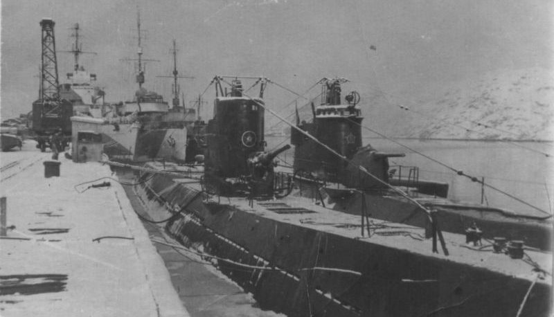 Подлодки Северного флота С-51 и Л-22 у причала №4 в Полярном. 1941 г. 