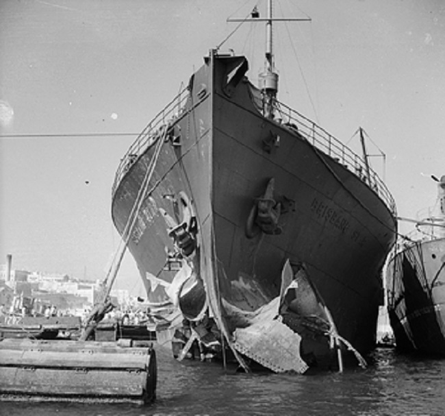 Поврежденный торпедой транспорт «Brisbane Star» в гавани. 1941 г. 
