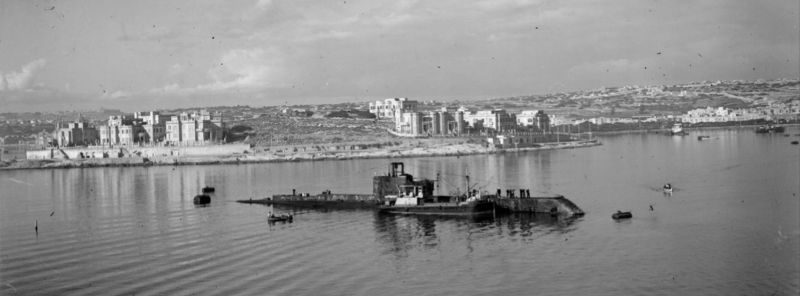 Британская подлодка «Olympus» принимает на борт груз в Великой гавани Валетты. Декабрь 1941 г. 