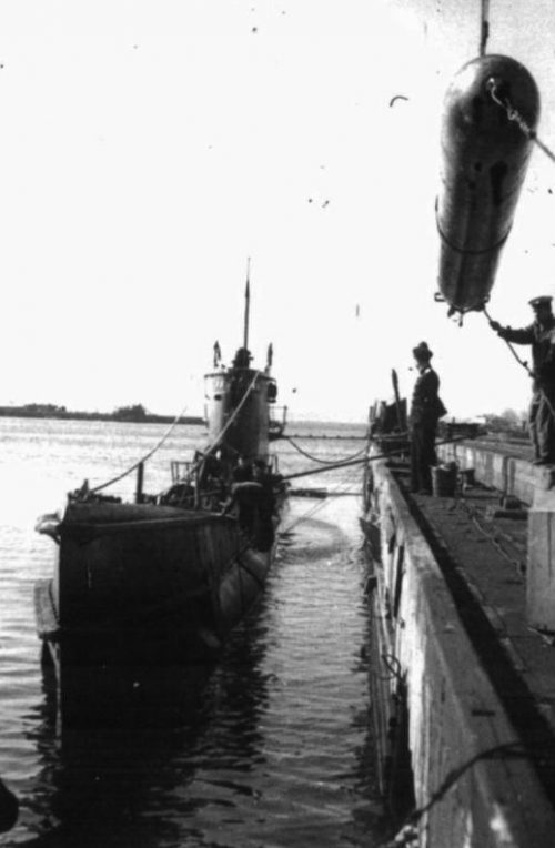 Погрузка торпеды на подводную лодку Щ-406. 1940 г.