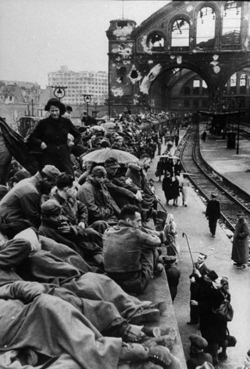 Беженцы сидят на крыше поезда на Ангальтском вокзале в послевоенном Берлине. 1945 г.