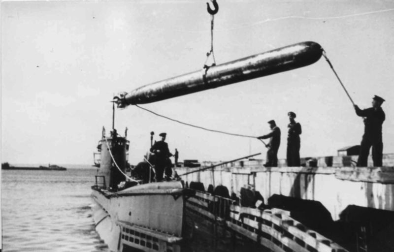 Погрузка торпеды на подводную лодку Щ-406. 1940 г.