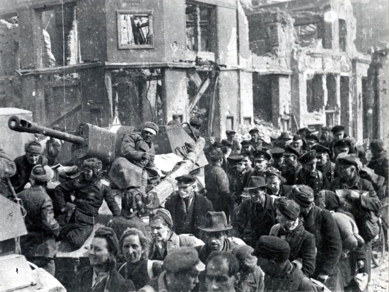 Беженцы на улице Пиллау. 1945 г. 