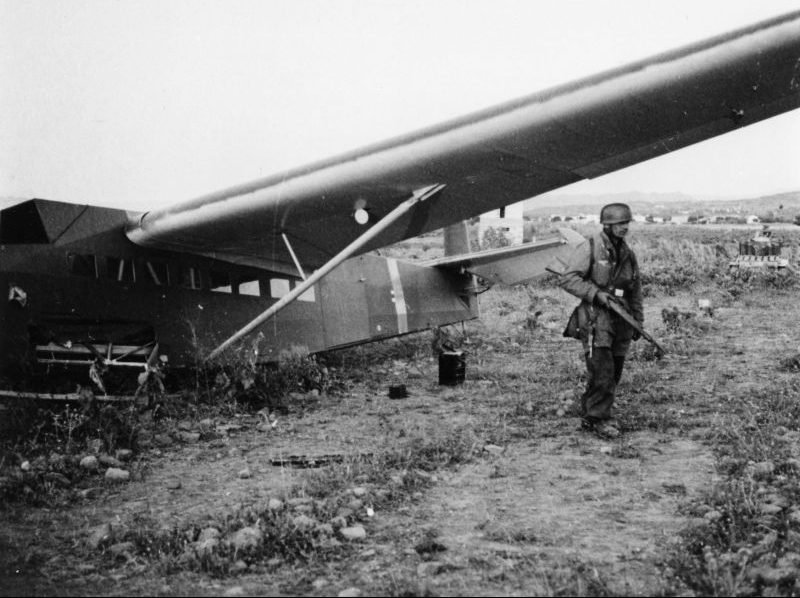 Немецкий парашютист у десантного планера DFS 230 на Крите. 20 мая 1941 г.