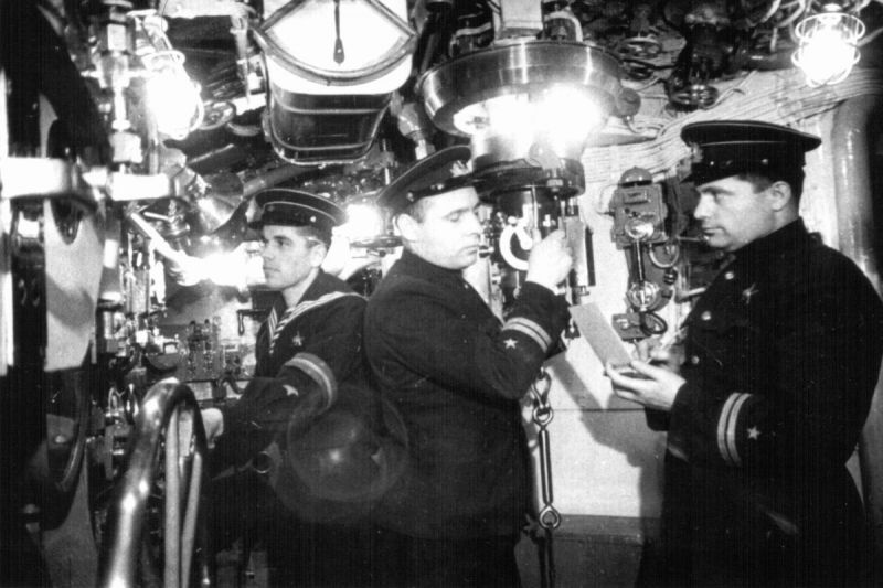 Подводники в центральном посту подводной лодки Щ-311. 1940 г.
