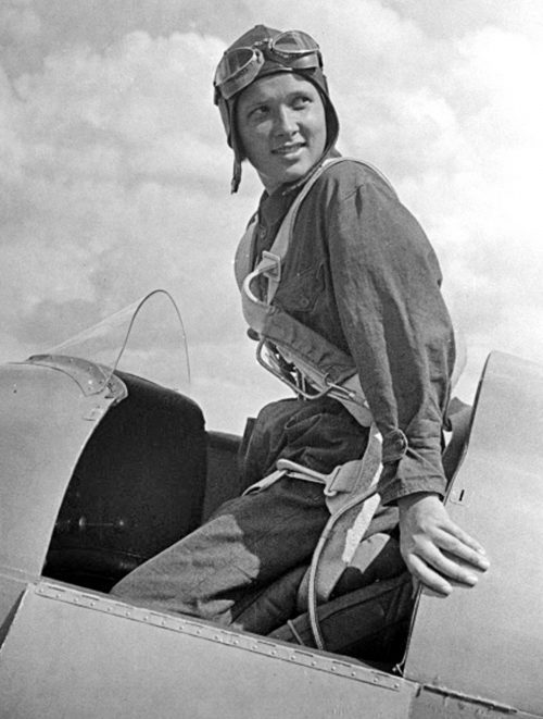 Екатерина Медникова на Тушинском аэродроме ОСОАВИАХИМа. 1934 г.
