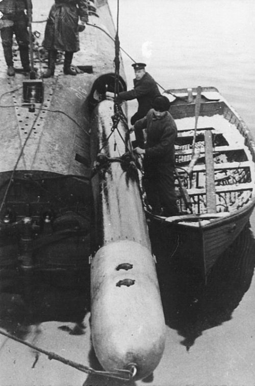 Погрузка торпеды в кормовой торпедный аппарат подлодки Северного флота Л-22. 1941 г.