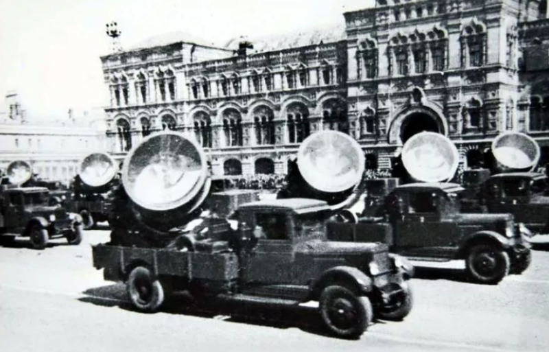 Мобильные прожекторные установки на параде.1941 г.