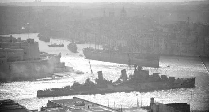 Прибытие крейсера «Cleopatra» в Великую гавань Валетты. Февраль 1942 г. 