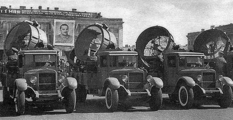 Мобильные прожекторные установки на параде.1941 г. 