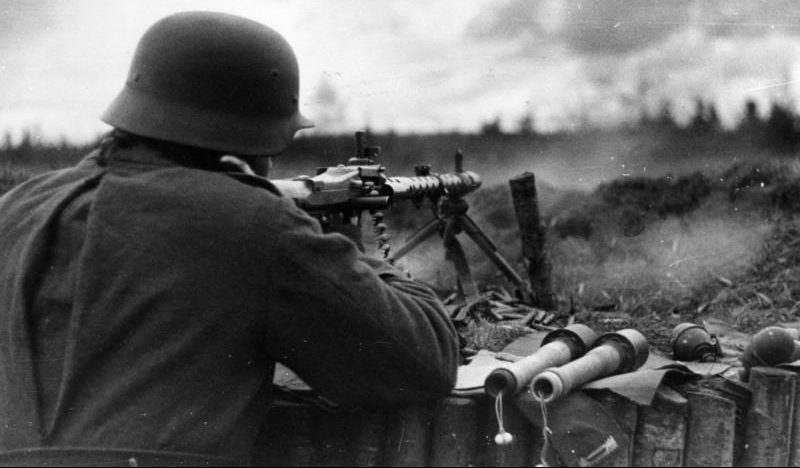 Пулемет MG 34 на боевой позиции.