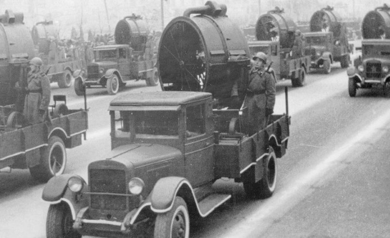 Мобильные прожекторные установки на параде.1941 г.