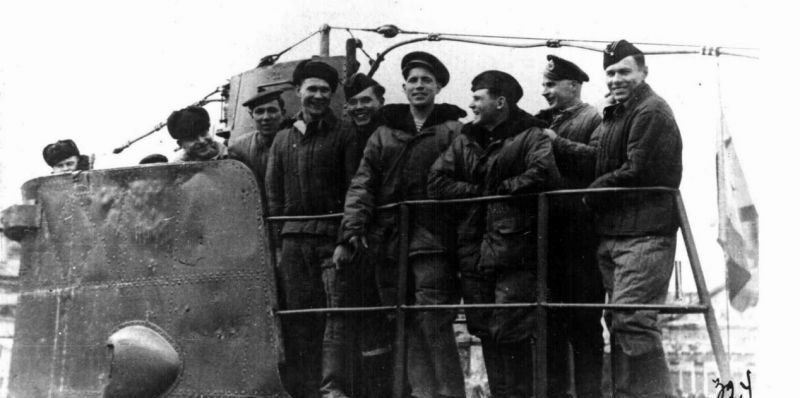 Экипаж подлодки М-200 на рубке в Полярном. 1941 г.