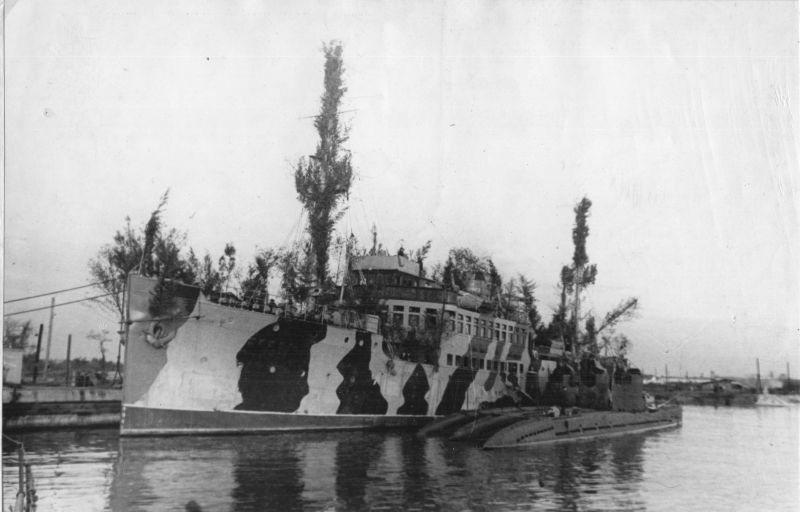 Плавбаза 7-го дивизиона 2-й бригады подводных лодок «Львов» в декоративной маскировке. 1941 г.