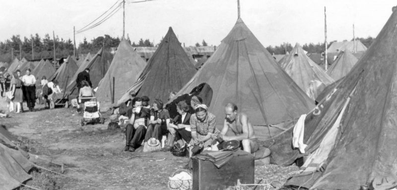 Транзитный лагерь Поггенхаузен под Ганновером для немецких беженцев из Чехословакии. 1945 г.