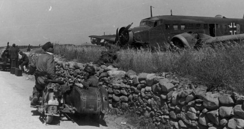 Немецкие парашютисты у разбитого самолета Ju-52 на аэродроме Малеме острова Крит. 20 мая 1941 г.